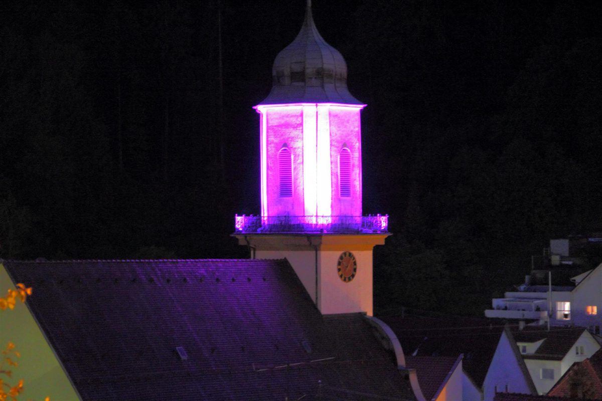 Nächtliches Farbenspiel am Turm der Stadtkirche